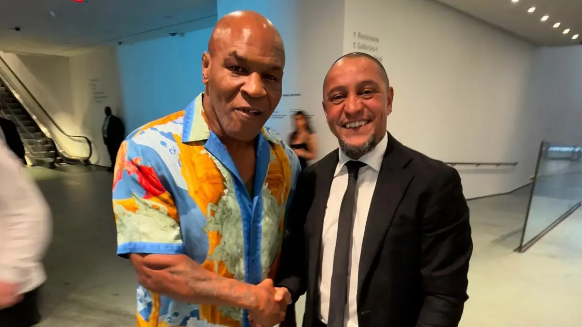 Roberto Carlos (kanan) bersama legenda tinju dunia Mike Tyson. Roberto Carlos menjadi sorotan setelah muncul kabar dirinya memeluk Islam, menyusul sejumlah pesepakbola dunia yang lebih dulu menjadi mualaf. (Instagram @oficialrc3)