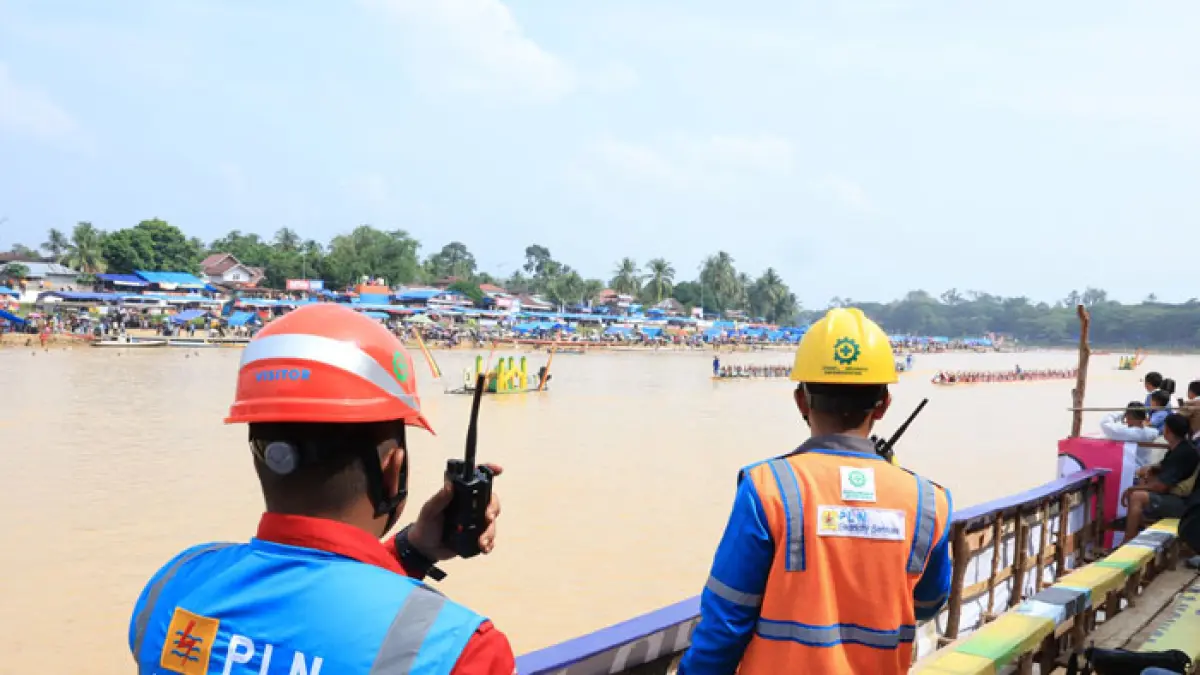 Sejumlah petugas PLN bersiaga di lokasi untuk memantau kondisi kelistrikan dan memastikan pasokan listrik tetap andal selama rangkaian pacu jalur 2026. (PLN UP3 Rengat untuk Riaupos.co)
