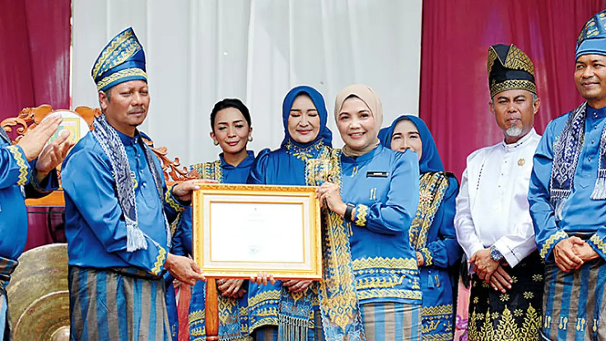 Sekretaris Deputi Bidang Pengembangan Penyelenggara Even Kemenpar RI, Titik Lestari, menyerahkan piagam Kharisma Even Nusantara (KEN) 2026 kepada Plt Bupati Kuansing H Muklisin. 