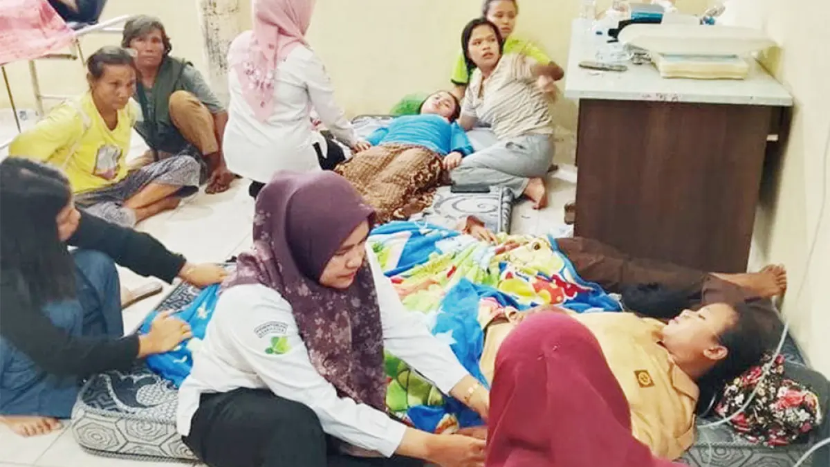 Siswa SMK Negeri 1 Tapung Hulu, Kabupaten Kampar yang diduga mengalami keracunan setelah menyantap makanan Program Makan Bergizi Gratis menjalani perawatan medis di Puskesmas Tapung Hulu, Selasa (18/8/2026). (Istimewa)
