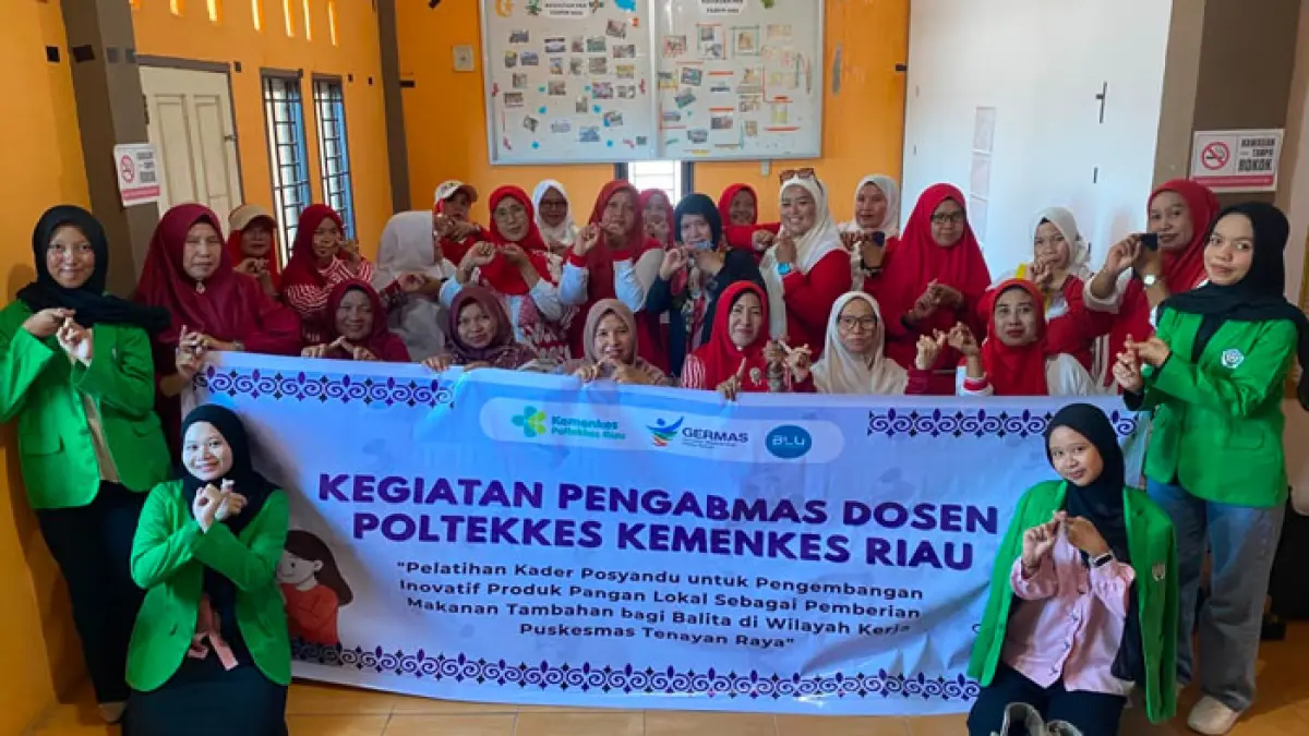 Tim Dosen Poltekkes Kemenkes Riau foto bersama masyarakat dan kader posyandu di Kelurahan Pematang Kapau, wilayah kerja Puskesmas Tenayan Raya, Pekanbaru usai melakukan pengabdian masyarakat dan pelatihan, Jumat (14/8/2026). (Istimewa)