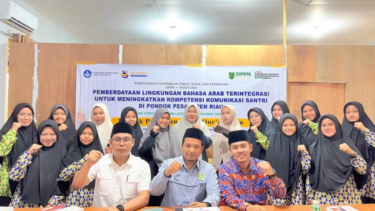 Tim PKM UIR foto bersama setelah melakukan pelatihan strategi penerapan lingkungan bahasa Arab di Ponpes Baetul Quran 2 Pekanbaru, Kamis (20/8/2026). (UIR Untuk Riau Pos)