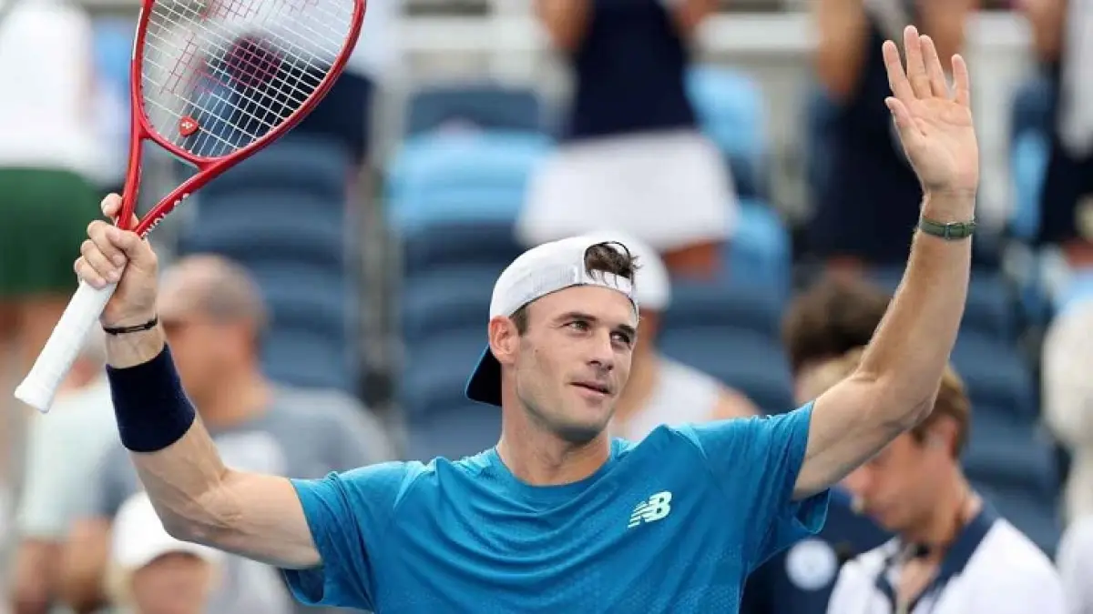 Tommy Paul bangkit dari ketertinggalan satu set untuk mengalahkan juara French Open dan unggulan teratas Alexander Zverev dalam pertandingan yang tertunda hampir 90 menit karena hujan selama set kedua. (Emilee Chinn/Getty Images)