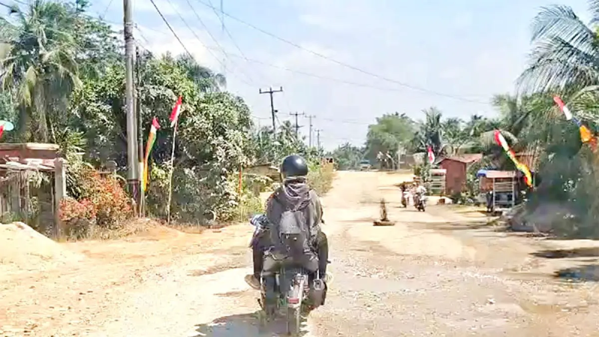 Warga memasang ban bekas di tengah ruas jalan provinsi Dalu-dalu-Bangun Jaya menuju Mahato, Kecamatan Tambusai Utara batas Sumut, Kamis (20/8/2026). Foto Warga Dalu-dalu untuk Riaupos.co