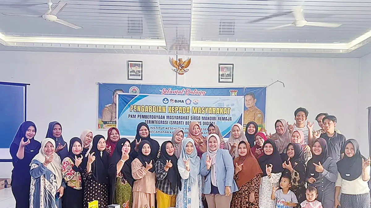 FOTO BERSAMA: Tim Pengabdian Kepada Masyarakat (PKM) SMART berbasis digital foto bersama dosen pembimbing Dr Deswinda SKep Ns MKes, Ns Gita Adelia MKep dan Iyang Maisi Fitriani MKom serta anggota tim mahasiswa, perangkat Desa Pulau Birandang, serta tamu undangan usai pelaksanaan kegiatan, baru-baru ini.(IKes Payung Negeri Pekanbaru untuk Riau Pos)