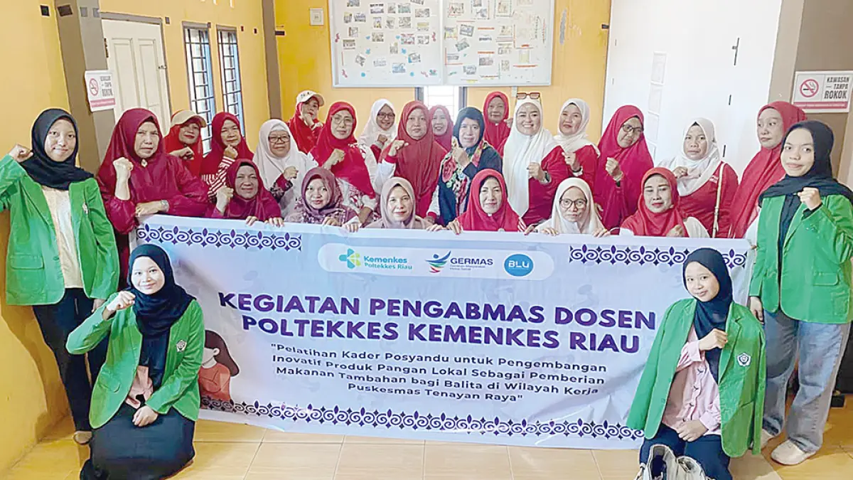 FOTO BERSAMA: Tim Dosen Poltekkes Kemenkes Riau foto bersama masyarakat dan kader posyandu di Kelurahan Pematang Kapau, wilayah kerja Puskesmas Tenayan Raya, Pekanbaru usai melakukan pengabdian masyarakat dan pelatihan, Jumat (14/8/2026). (Poltekkes Kemenkes Riau untuk Riau pos)
