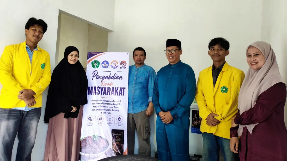Foto bersama saat tim PKM UNILAK Menyerahkan Alat produksi (Kuali Besi besar, Chest Freezer, Vacuum Sealer, Continuous sealer dan Printer) untuk peningkatan manajemen produksi, penerapan teknologi tepat guna, peningkatan kualitas produk, serta penguatan strategi promosi melalui digitalisasi usaha, beberapa waktu lalu.