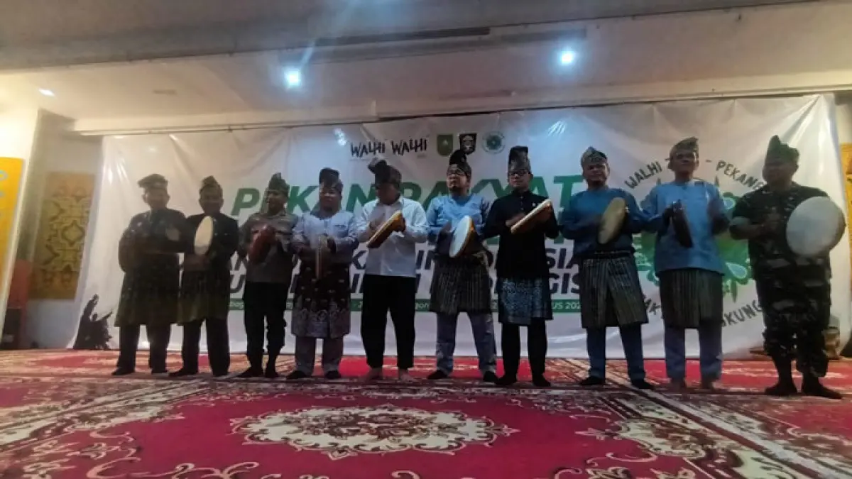 Direktur Eksekutif Walhi Boy Jerry Even Sembiring, MenLH Jumhur Hidayat, Gubernur SF Haryanto, Kapolda Irjen Pol Herry Heryawan bersama segenap Forkompimda Riau memukul kompang tanda dibukanya kegiatan Pekan Rakyat Lingkungan Hidup Walhi, Jumat (21/8/2026). (Hendrawan Kariman/Riaupos.co)
