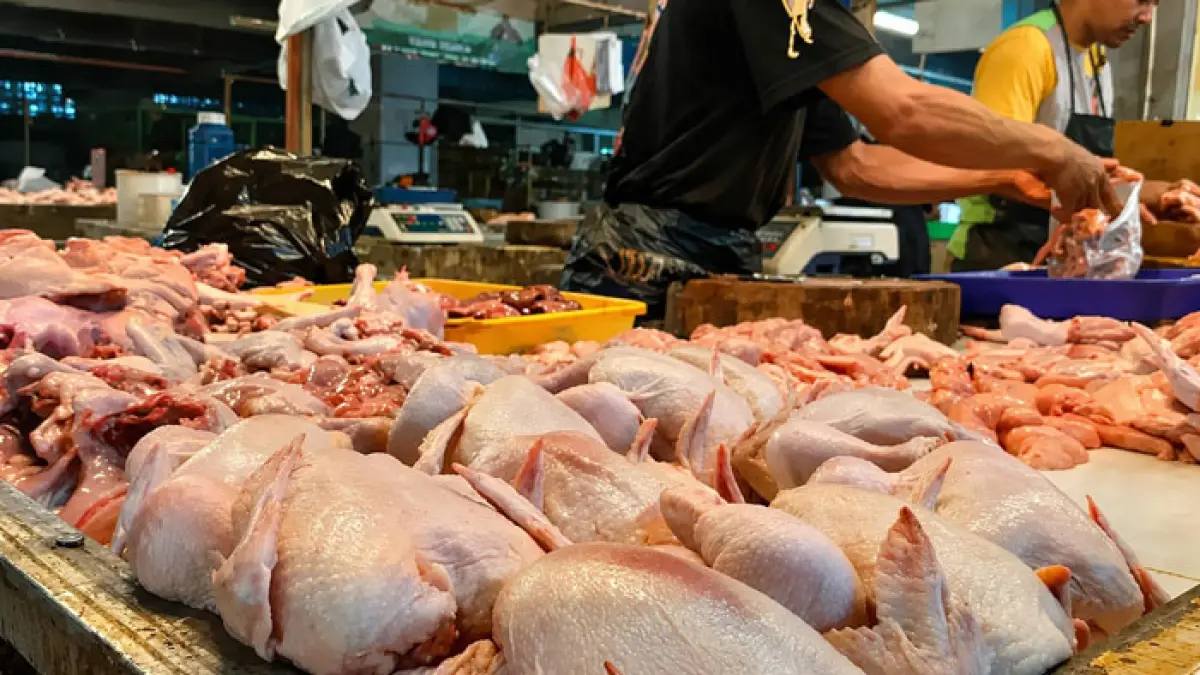 Ayam potong di salah satu lapak pasar Kepulauan Meranti belum lama ini. (Istimewa)
