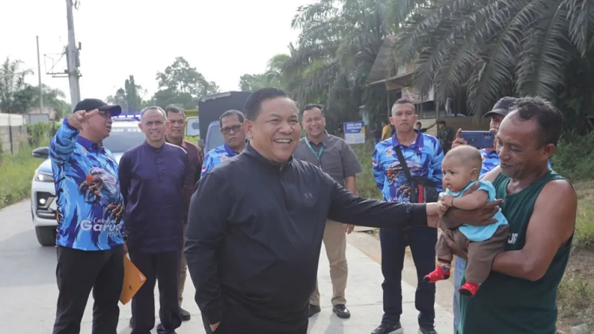 BERBINCANG: Plt Gubri SF Hariyanto berbincang dengan masyarakat saat meninjau perbaikan ruas Jalan Lipatkain-Lubuk Agung, Kampar, Rabu (19/8/2026). (Diskominfo Riau untuk Riau Pos)
