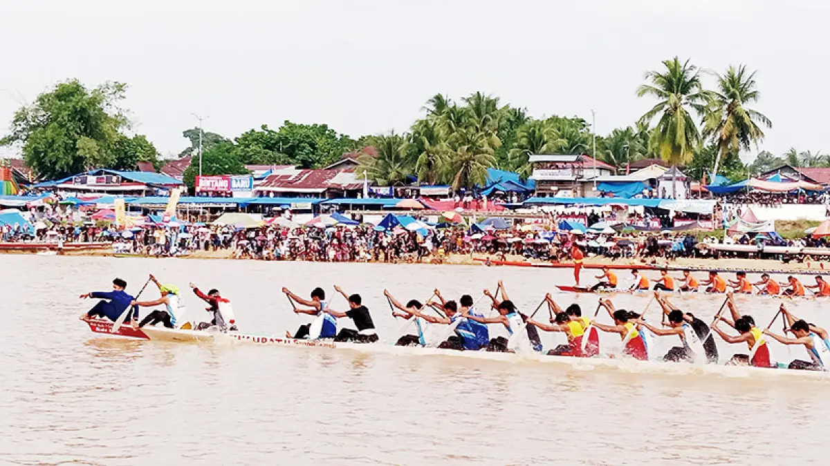 Dua jalur berpacu sengit di hari kedua Festival Pacu Jalur Tradisional 2026 di Tepian Narosa, Telukkuantan, Kuantan Singingi, Kamis (20/8/2026).(DESRIANDI CANDRA/RIAU POS)