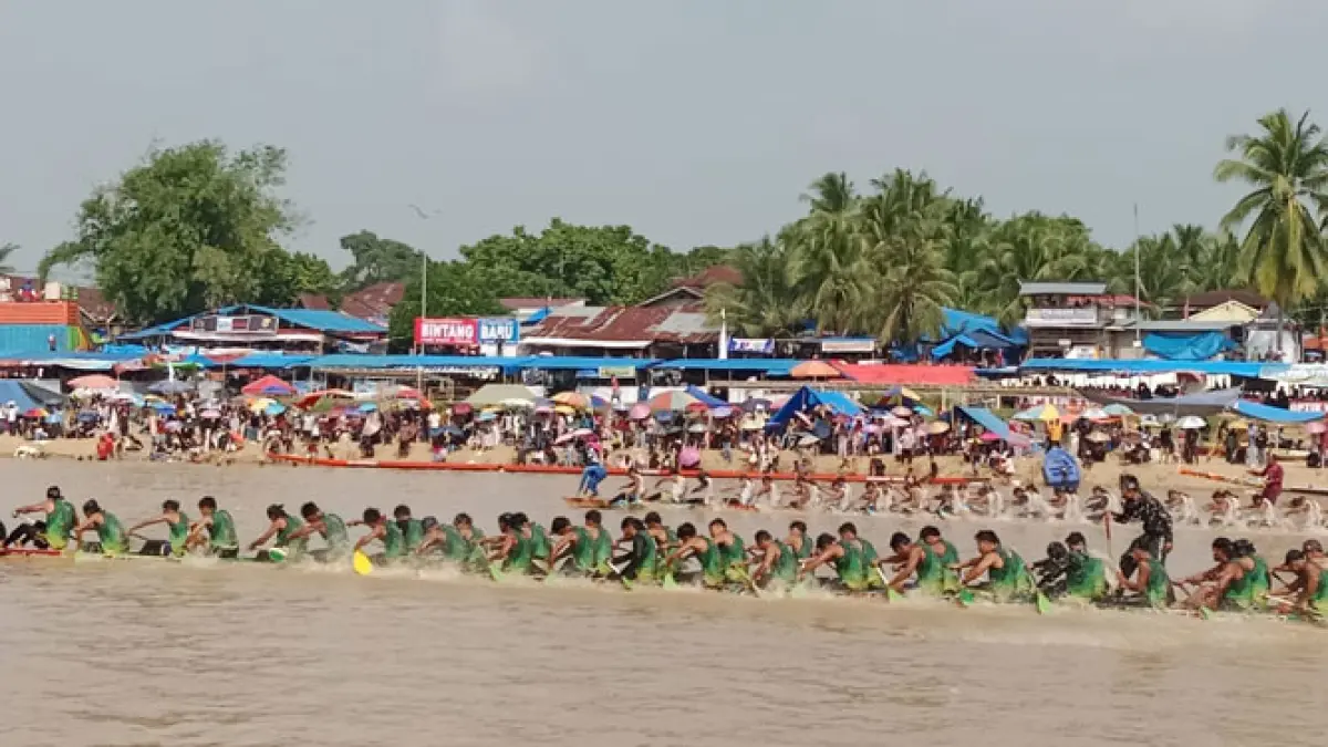 Dua Jalur kembali berpacu pada laga perpacuan hari ketiga, Jumat(21/8/2026) siang hingga petang. (Desriandi Cavdra/Riaupos.co)