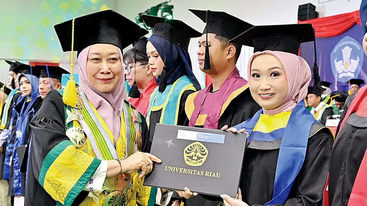 IJAZAH: Rektor Unri Prof Dr Sri Indarti SE MSi bersama lulusan terbaik menunjukkan ijazah, Rabu (19/8/2026).(Humas Unri untuk Riau Pos)