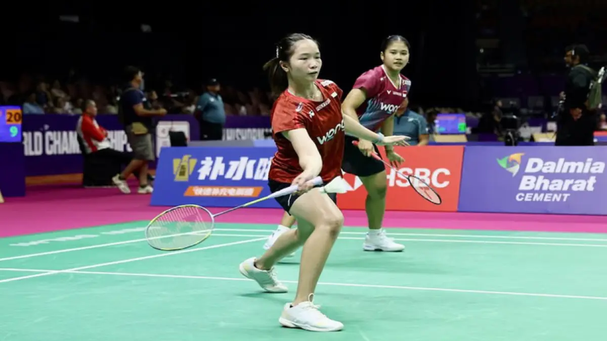 Rachel Allessya Rose/Febi Setianingrum saat menghadapi Yuki Fukushima/Mayu Matsumoto pada babak 16 besar Kejuaraan Dunia BWF 2026 di New Delhi, India, Kamis (20/8/2026). Rachel/Febi melaju ke perempat final setelah pasangan Jepang mundur karena cedera. (PBSI)
