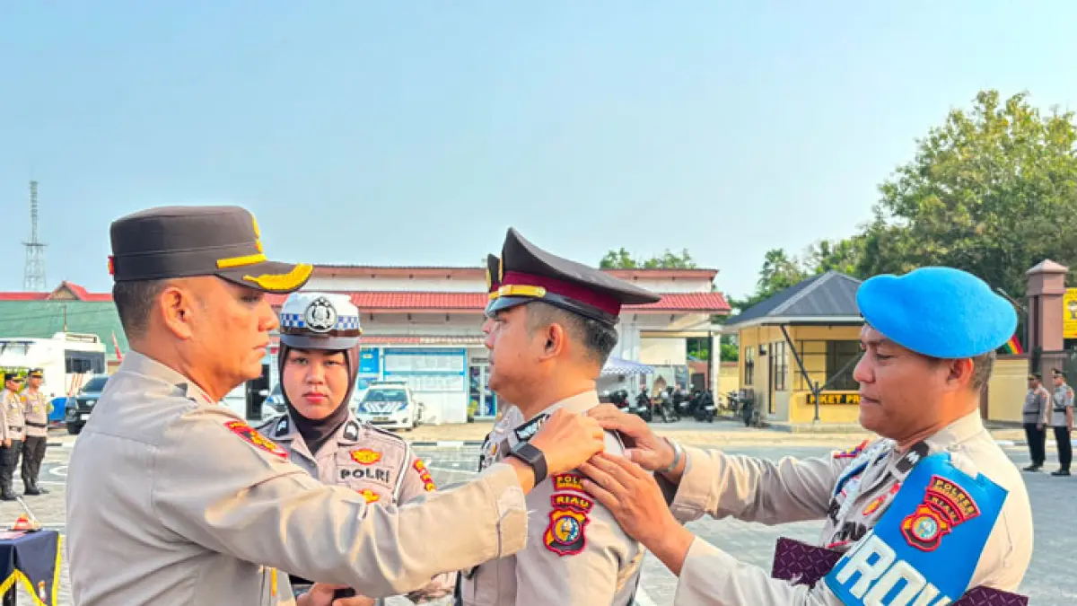 Kapolres Inhu, AKBP Eka Ariandy Putra SH SIK MSI saat memasang tanda pangkat kepada Kasat Lantas, AKP Luthfi Indra Praja STrK SIK pada upacara Sertijab, Jumat (21/8/2028). (Humas Polres Inhu untuk Riaupos.co)