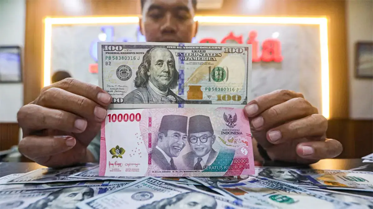 Karyawan menghitung uang pecahan rupiah dan dolar Amerika Serikat (AS) di gerai penukaran mata uang asing, Jakarta, baru-baru ini. (Salman Toyibi/Jawa Pos)

