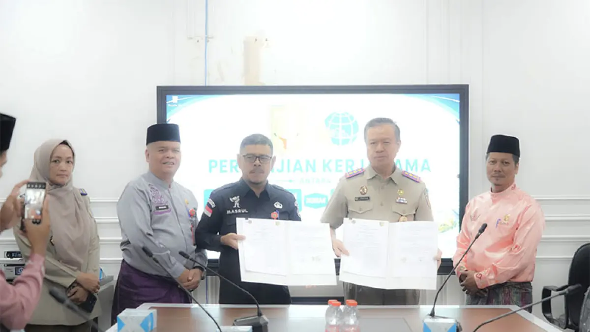Kepala Bapenda Kuansing H Masrul Hakim dan Kepala Kantor Pertanahan Abdul Rajab N SH MH disaksikan Plt Bupati H Muklisin, Pj Sekda Drs Muradi MSi, MoU percepatan pelayanan pertanahan, Jumat (21/8/2026). Foto Desriandi Candra