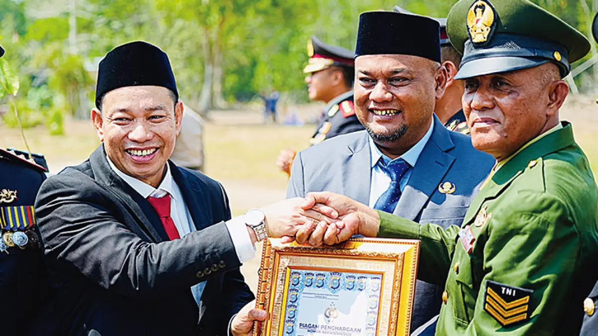 Ketua DPRD Siak Indra Gunawan berkesempatan menyerahkan piagam penghargaan kepada personel TNI disaksikan Wabup Siak Syamsurizal di Bunsur, Kecamatan Sungai Apit, Senin (17/8/2026). (SETWAN SIAK UNTUK RIAU POS)
