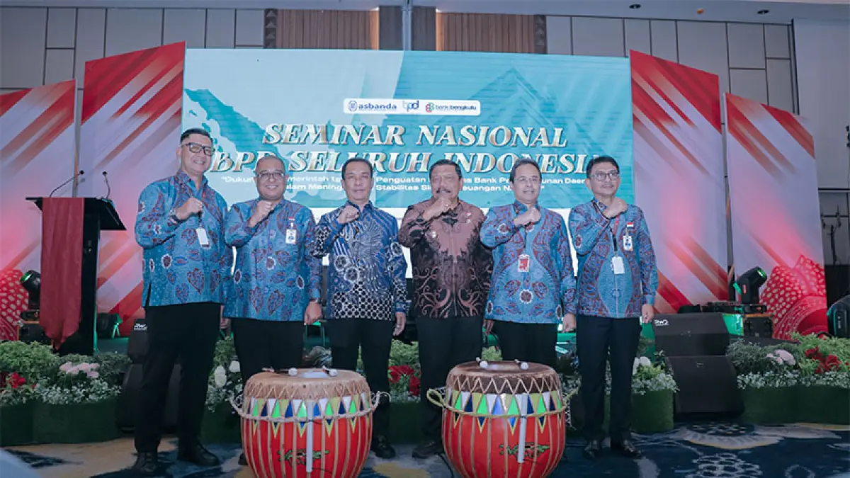 Ketua Umum Asbanda Agus Haryoto Widodo, foto bersama Dirut Bank Bengkulu Iswahyudi, Wagub Bengkulu Mian dan Wakil Ketua Komisi XI DPR RI Fauzi Amro, usai Seminar Nasional BPD Seluruh Indonesia di Bengkulu, Jumat (21/8/2026). Foto Istimewa