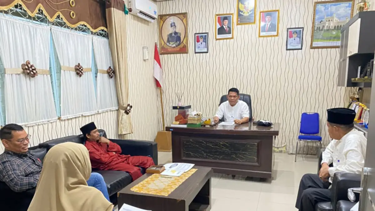 Kunjungan Tim BRI Perawang, Benny Ferdyan ke Kantor Desa Kampung Tualang, disambut Penghulu Kampung Tualang, Juprianto S.Sos. M.IP, beserta jajarannya pada Jumat (14/8/2026). (BRI uPerawangtuk Riaupos.co)