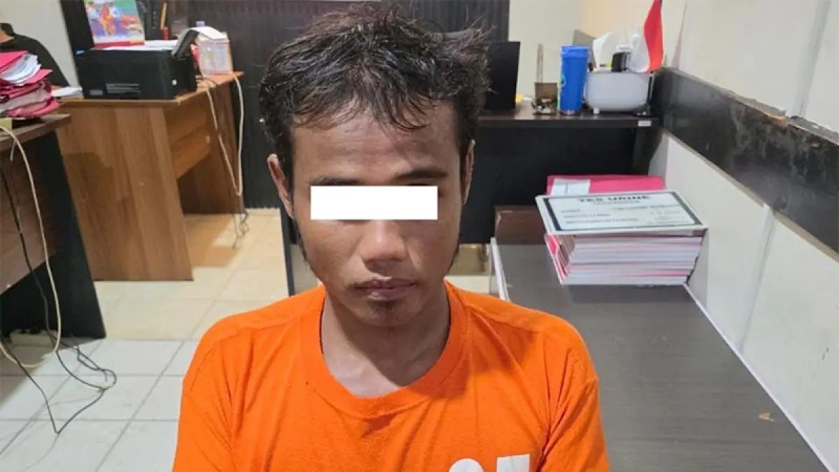 Oknum pemuda Bandar Laksamana berinisial YR (30) diamankan bersama barang bukti sabu di Mapolsek Bukitbatu, Kamis (20/8/2026). Foto Istimewa