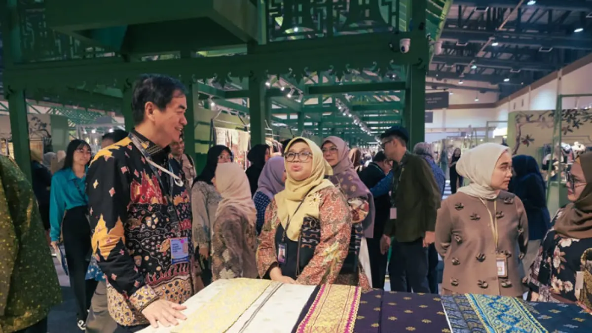 Panji Achmad, Kepala Perwakilan Bank Indonesia Provinsi Riau saat melihat wastra di KKI 2026.(Istimewa)