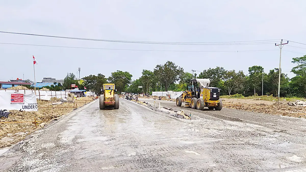 PENGERASAN: Alat berat diturunkan untuk melakukan meratakan dan pengerasan jalan di simpang sebidang Jalan Arifin Achmad-Jalan Jenderal Sudirman, Kamis (20/8/2026). Pemko Pekanbaru menargetkan pengerjaan selesai akhir tahun 2026. (EVAN GUNANZAR/RIAU POS)