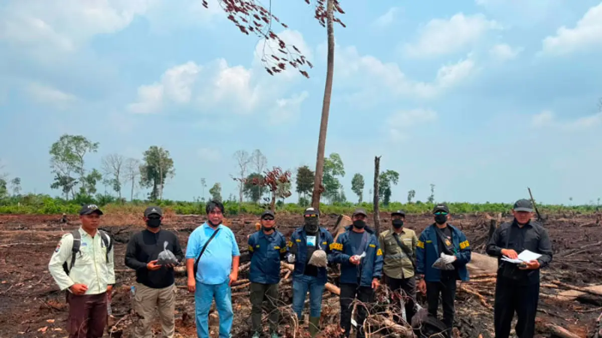 Penyidik dari Subdit IV Ditreskrimsus Polda Riau bersama agli saat berada di lokasi Karhutla.(Istimewa)