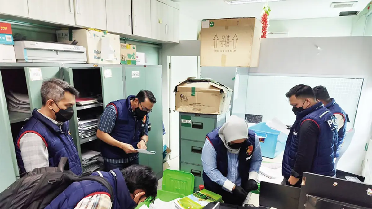  Penyidik Subdit III Ditreskrimsus Polda Riau saat melakukan penggeledahan kantor manajemen RSD Madani, Kamis (20/8/2026).(POLDA RIAU UNTUK RIAU POS)