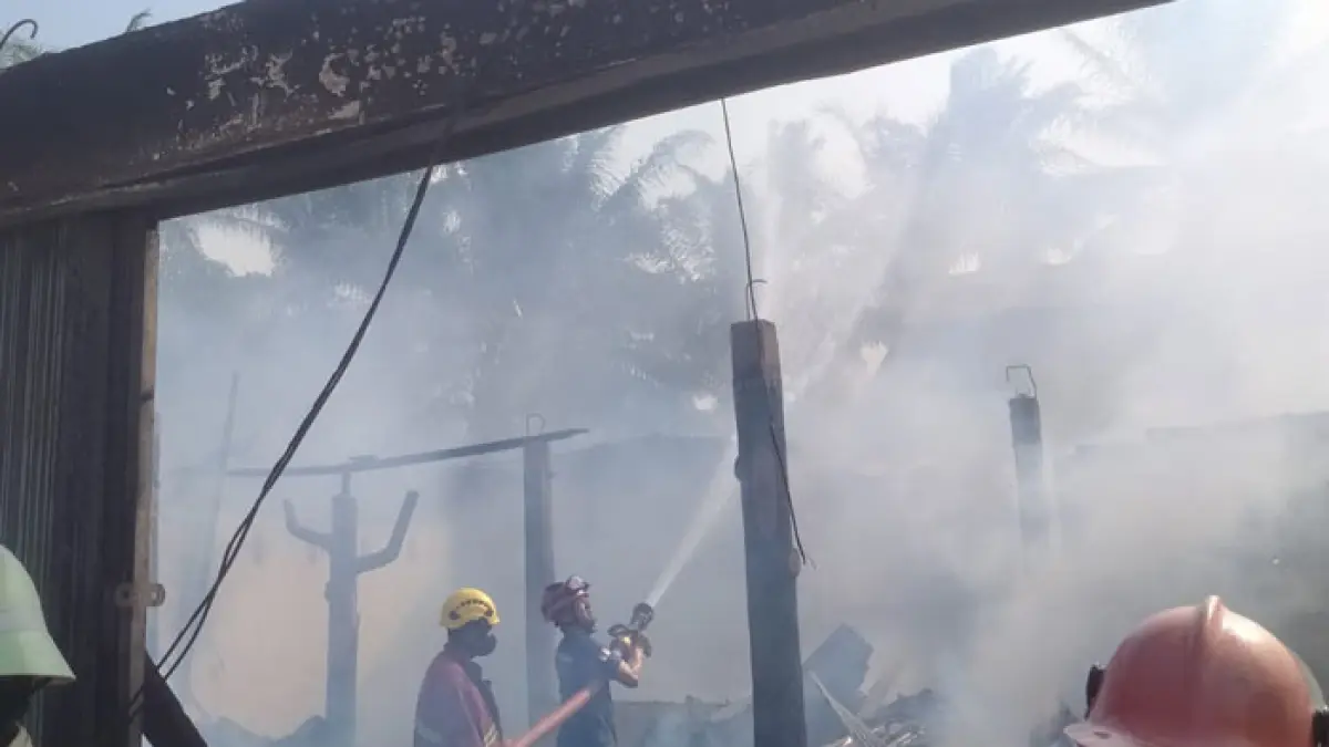 Personel Damkar memadamkan api yang membakar empat unit rumah toko (ruko) dan satu rumah permanen di Jalan Lintas Pasir Pangaraian, Dusun Mekar Sari, Desa Silam, Kecamatan Kuok, Kabupaten Kampar, Jumat (21/8/2026). (Damkar Kampar untuk Riaupos.co)