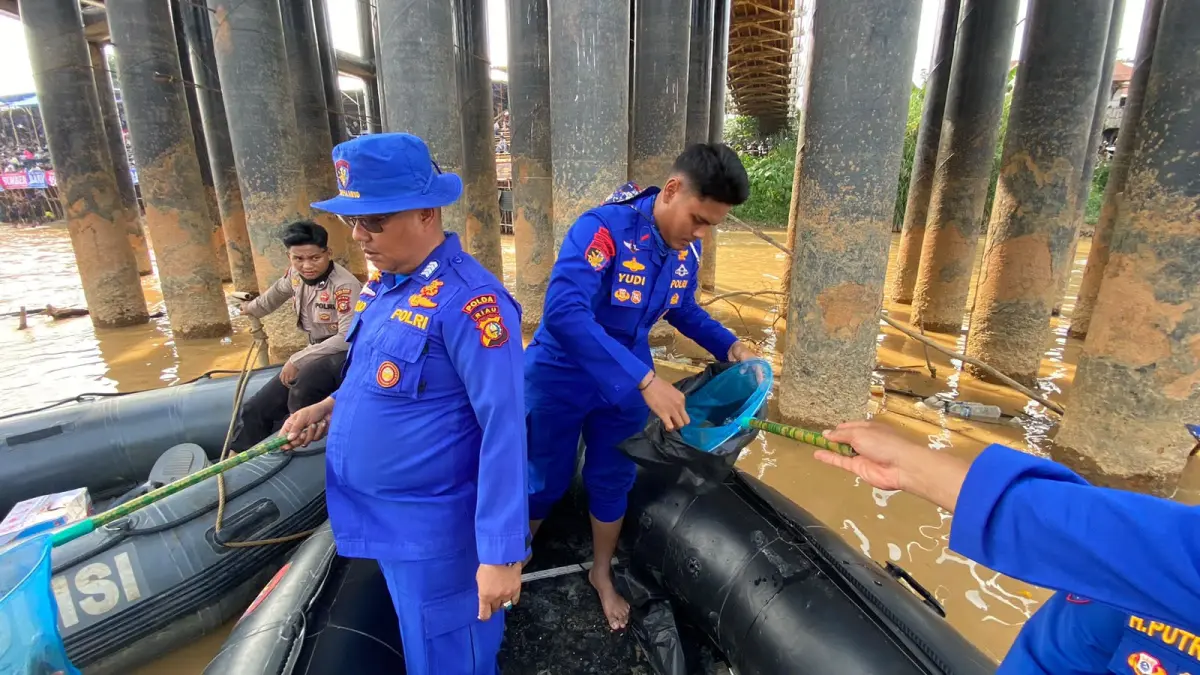 Personel Ditpolair Polda Riau, terjun ke Tepian Narosa Teluk Kuantan membersihkan sampah-sampah yang berserakan, Kamis (20/8/2026). Foto Istimewa