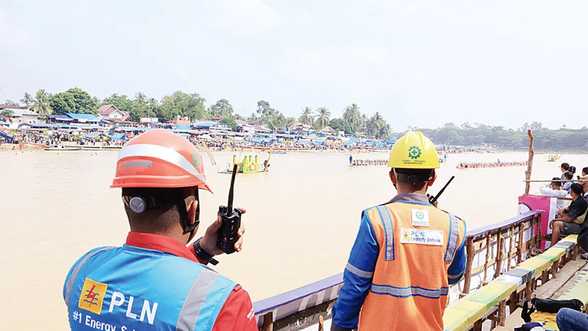 Sejumlah petugas PLN UP3 Rengat bersiaga di lokasi untuk memantau kondisi kelistrikan dan memastikan pasokan listrik tetap andal selama rangkaian pacu jalur 2026, Kamis (20/8/2026). (PLN UP3 Rengat&nbsp; untuk riau pos)
