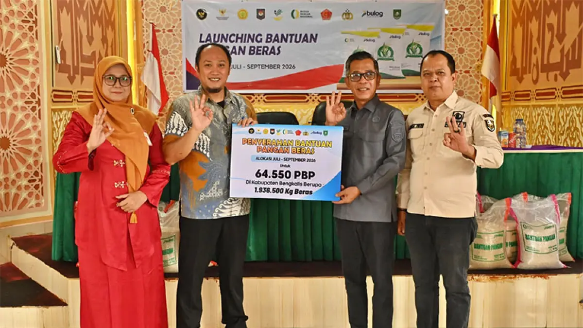 Staf Ahli Bupati Bengkalis, Syahruddin bersama Kepala Kantor Perum Bulog Delly Bayu Putra meluncurkan &nbsp;penyaluran bantuan pangan masyarakat di Kantor Camat Bantan, Jumat (21/8/2026).