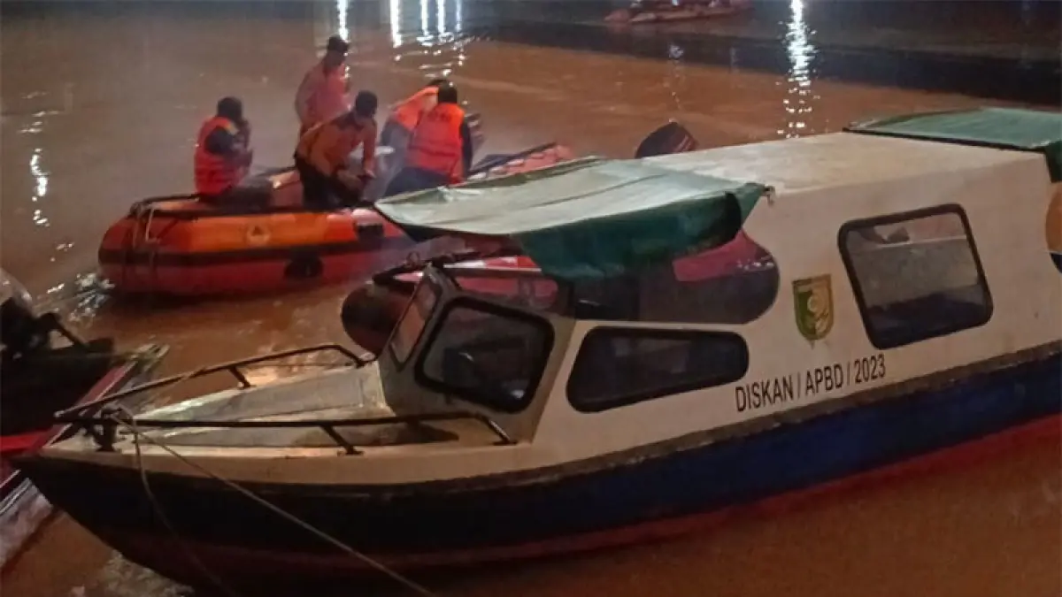 Tim BPBD Kuansing melakukan pencarian korban tenggelam Kamis (20/8/2026) malam di Tepian Narosa Teluk Kuantan. Foto BPBD Kuansing