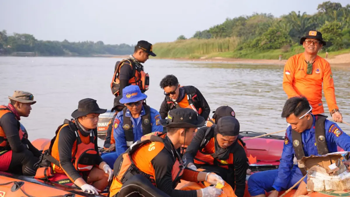 Tim gabungan berhasil menemukan korban tenggelam di Sungai Kuantan, Jumat (21/8/2027) petang di Desa Sawah Kuahtan Kuantan Tengah tak jauh dari lokasi jatuh. (Polres Kuansing untuk Riaupos.co)