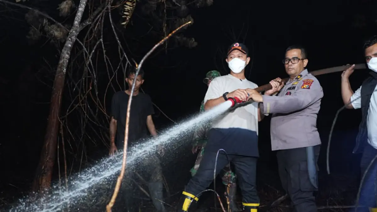 Wako Pekanbaru Agung Nugroho bersama personel TNI -Polri melakukan pemadaman kebakaran lahan di wilayah Kecamatan Tenayan Raya, Jumat (21/8/2026). (Istimewa)