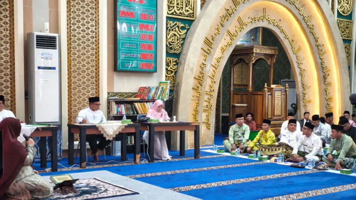 Wako Pekanbaru Agung Nugroho didampingi Kabag Kesra Setdako Pekanbaru Indra Maulana menyimak peserta sedang melantunkan ayat suci Al-Qur