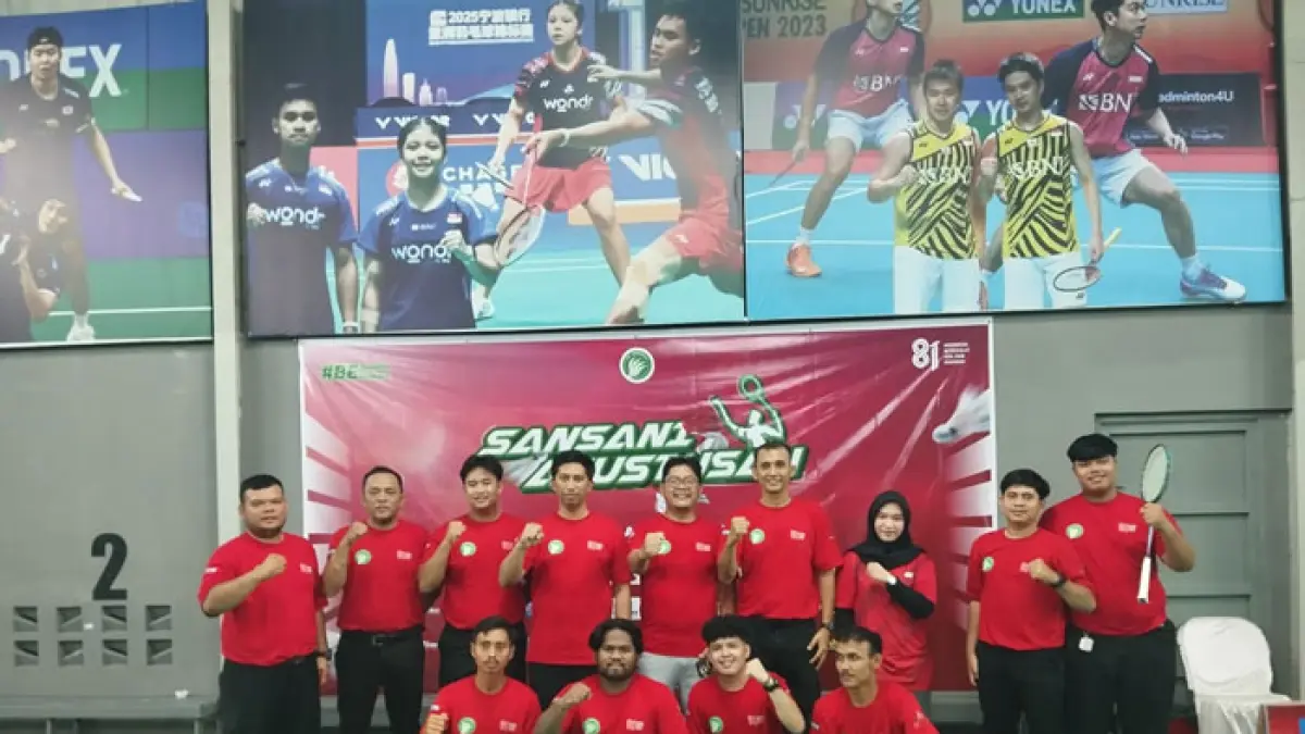 Dirut Riau Pos Ahmad Dardiri (tengah), owner pertandingan Habibullah Azuhri, SE, M.Ak (empat dari kiri), penanggung jawab pertandingan, Zelfriyandi (empat dari kanan), meresmikan pembukaan Sansani Agustusan yang berlangsung di GOR Axcon, Pekanbaru, Jumat (21/8/2026) malam. (Dofi Iskandar/Riaupos.co)