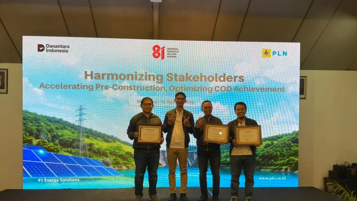  Senior Manager P2K PLN UIP Sumbagteng Osta Melanno, Manajer Perizinan dan Komunikasi Eriko Putra, dan Manajer Pertanahan, Aset dan Sertifikasi  PLN UIP Sumbagteng Resky Agaslian Pramadin berfoto bersama usai mendapatkan penghargaan, Rabu (19/8/2026). PT PLN (Persero) untuk riau pos