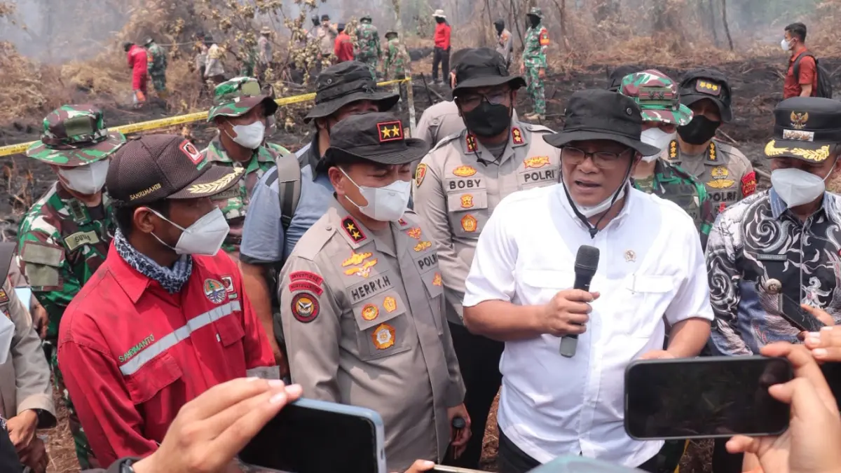 Menteri Lingkungan Hidup Jumhur Hidayat bersama ahli kebakaran hutan dan lahan (Karhutla) Bambang Hero Saharjo dan Kapolda Riau Irjen Pol Herry Heryawan meninjau langsung lokasi kebakaran di Kecamatan Tambang, Kabupaten Kampar, Riau, Sabtu (22/8/2026).(Istimewa)