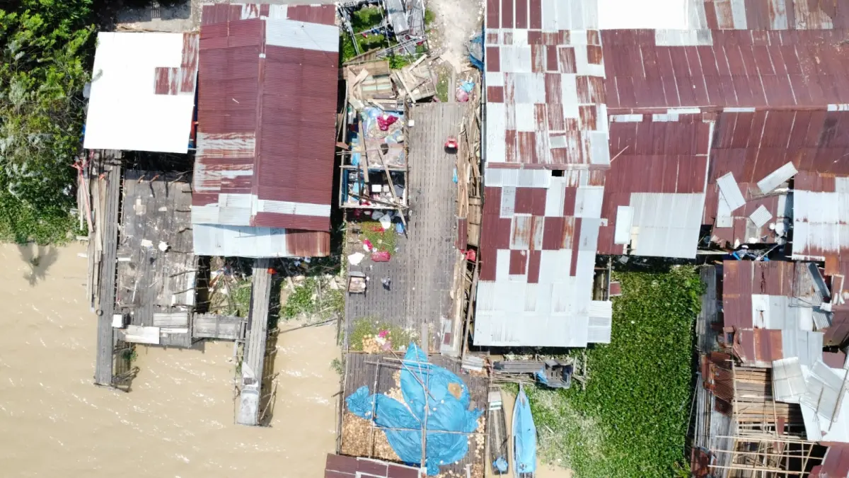 Beberapa rumah warga tampak rusak usai diterjang angin puting beliung di Kecamatan Tempuling, Kabupaten Indragiri Hilir, Kamis (20/8/2026).BPBD INHIL UNTUK RIAU POS
