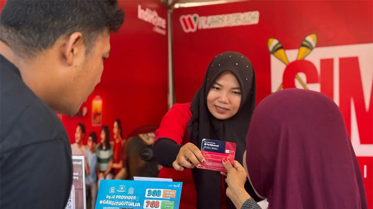Booth Layanan Telkomsel di kawasan Tepian Narosa, Telukkuantan ramai dikunjungi pelanggan. (Istimewa)