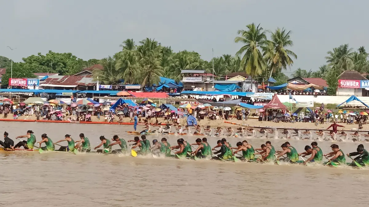 Dua jalur berpacu dalam lomba Festival Pacu Jalur Tradisional 2026 di Tepian Narosa, Telukkuantan, Kuantan Singingi, Jumat (21/8/2026). DESRIANDI CANDRA/RIAU POS