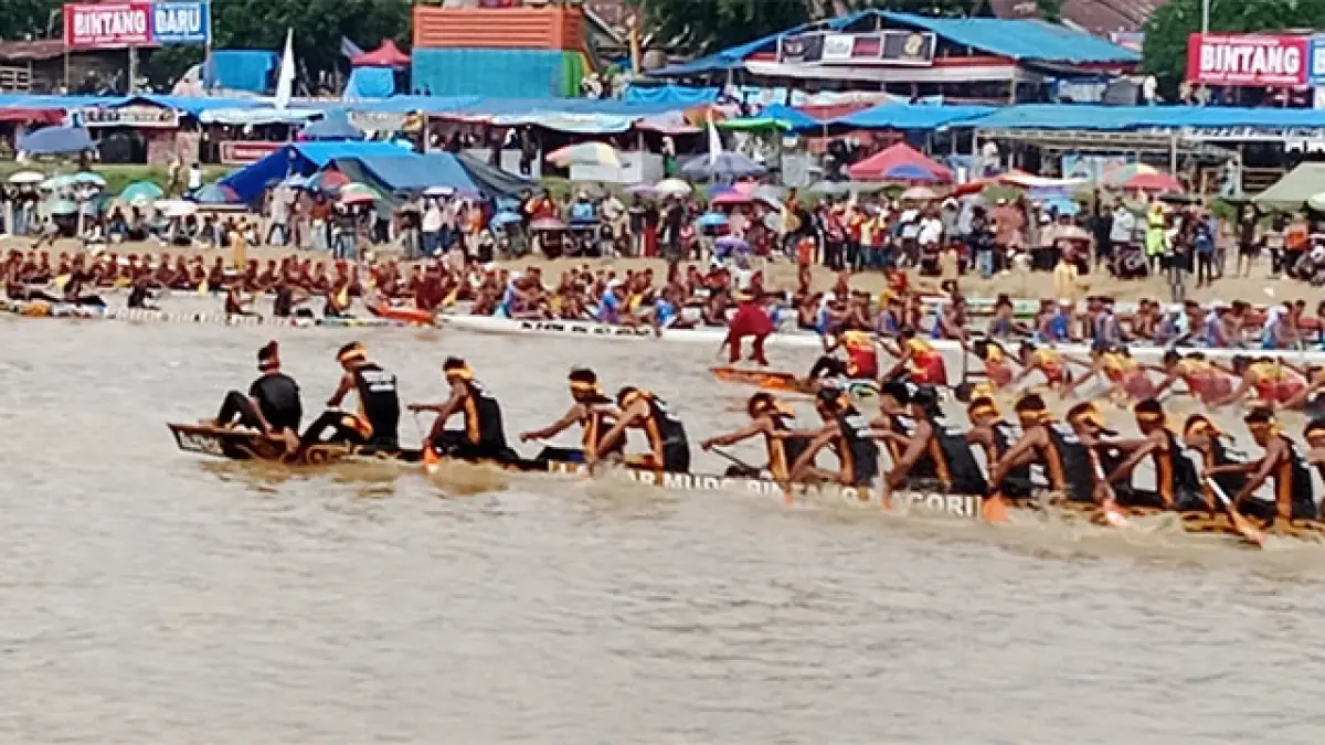 Dua Jalur tengah berpacu dalam laga seru pacu jalur hari ke empat, Sabtu (22/8/2026) di Tepian Narosa Teluk Kuantan. (Desriandi Candra)