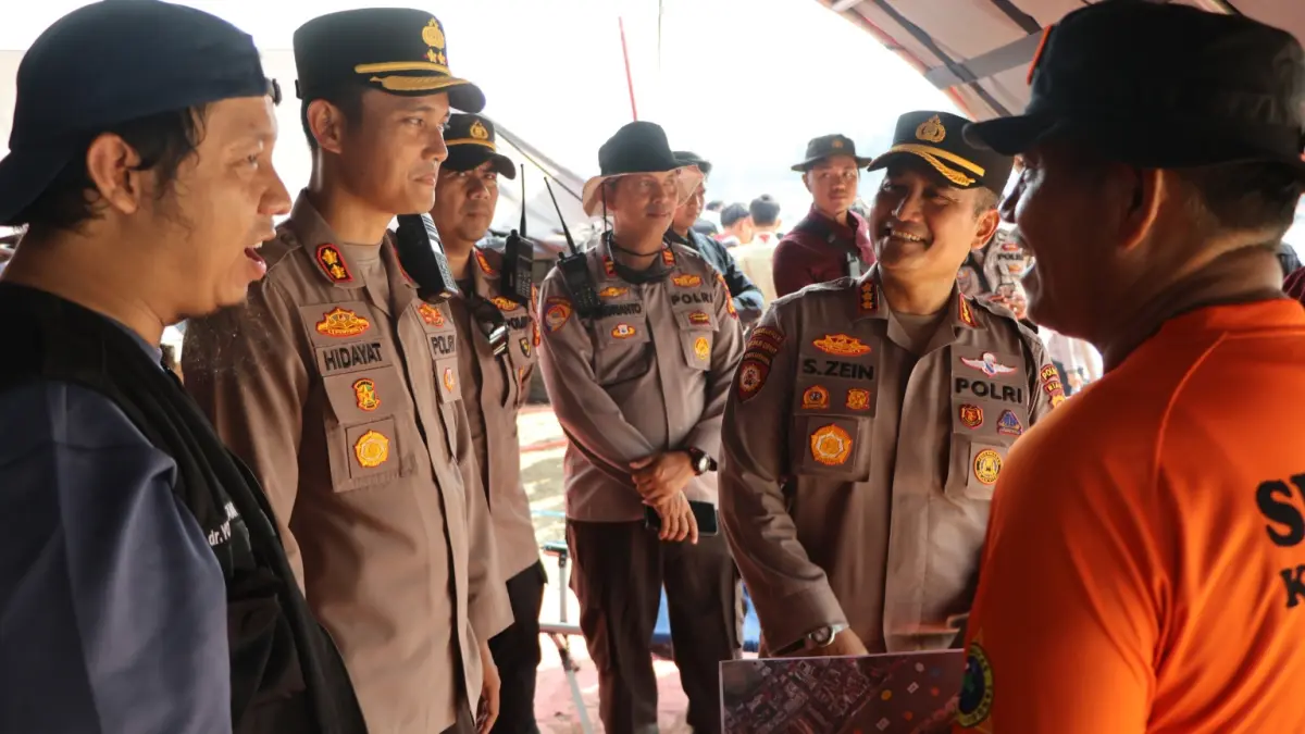 Kapolres Kuansing Hidayat Perdana bersama Dirpamobvit Polda Riau Kombes Suherman Zen melakukan cek pengamanan pacu jalur Tepian Narosa Telukkuantan, Jumat (21/8/2026). (Polres Kuansing)