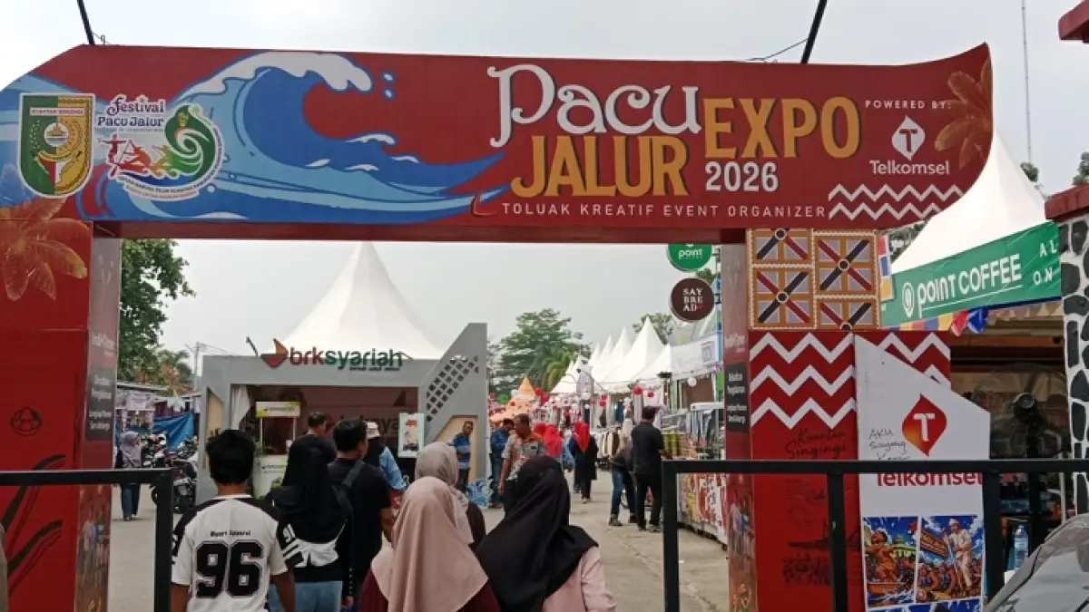 Keramaian pedagang musiman saat even pacu jalur tradisional Teluk Kuantan Kuantan tahun 2026, Sabtu (22/8/2026). (DESRIANDI CENDRA/RIAUPOS.CO)
