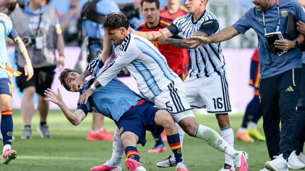 Leandro Paredes adalah salah satu dari sejumlah pemain dan staf Argentina yang menerima larangan. (Marvin Ibo Guengoer-GES Sportfoto/Getty Images)