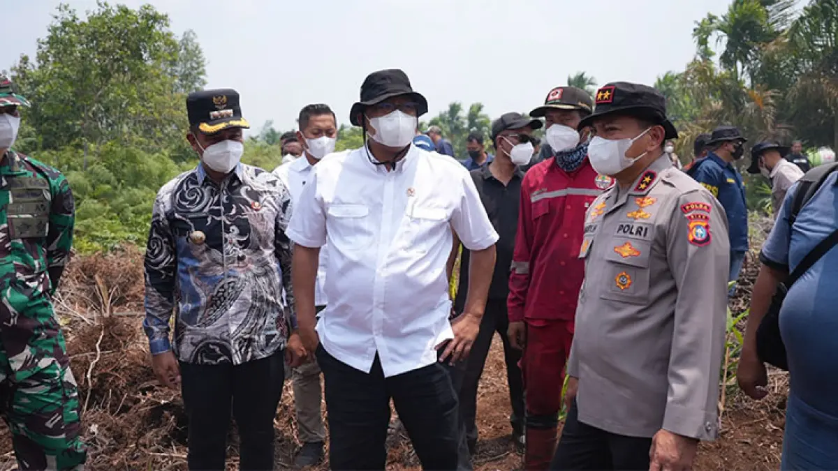 Menteri LH M Jumhur saat meninjau Karhutla di Kampar, Sabtu (22/8/2026). Ft Istimewa