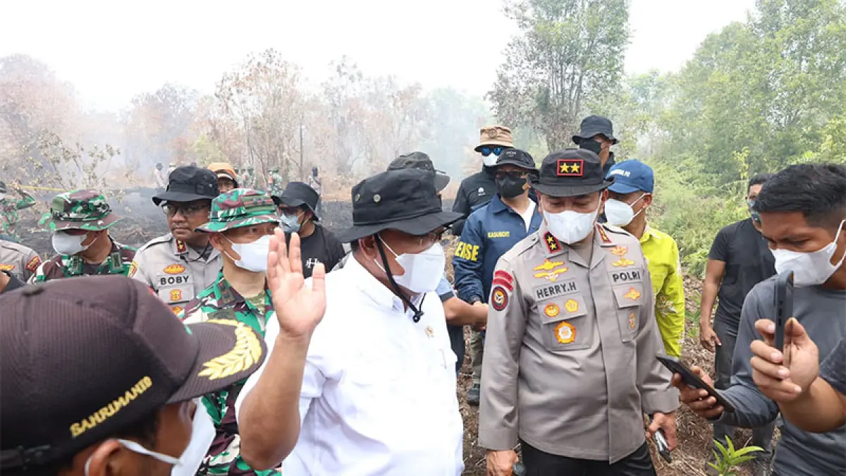 Menteri Lingkungan Hidup RI Jumhur Hidayat saat tiba di lokasi Kebakaran hutan dan lahan (Karhutla) di Kabupaten Kampar, Sabtu (22/8/2026). Foto Istimewa
