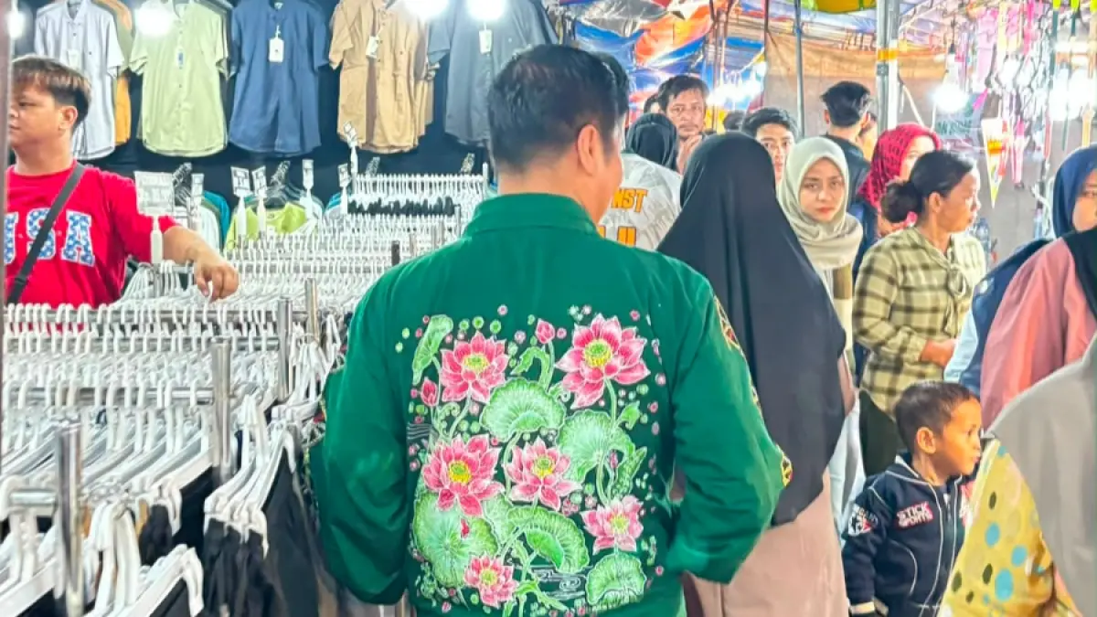 Plt Bupati Kuansing H Muklisin dengan jaket hijau, celana jeans, blusukan sendiri ke tengah area pedagang musiman, Jumat (21/8/2026) malam.